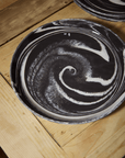 Assiette 12" Marbrée Noir AD - Ex - voto