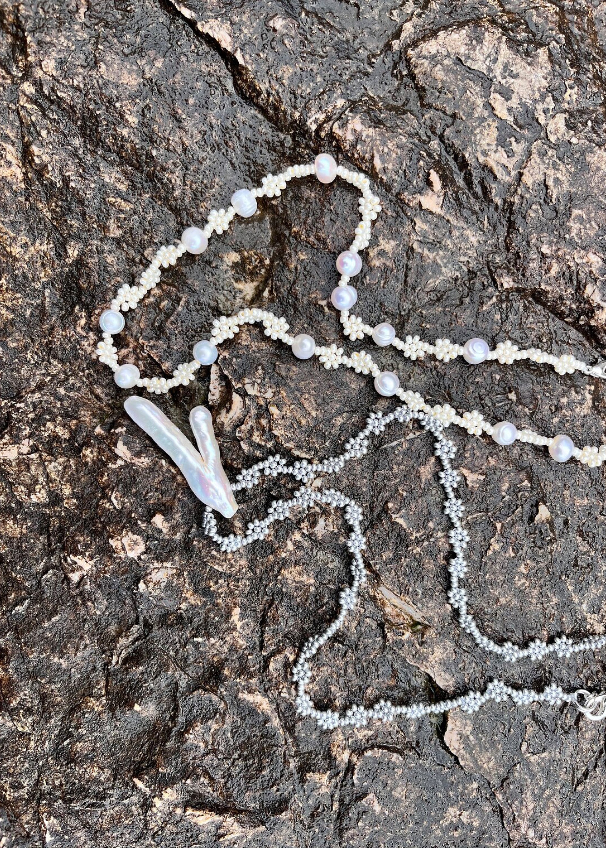 Rock Collection White Flowers and Pearls Necklace 