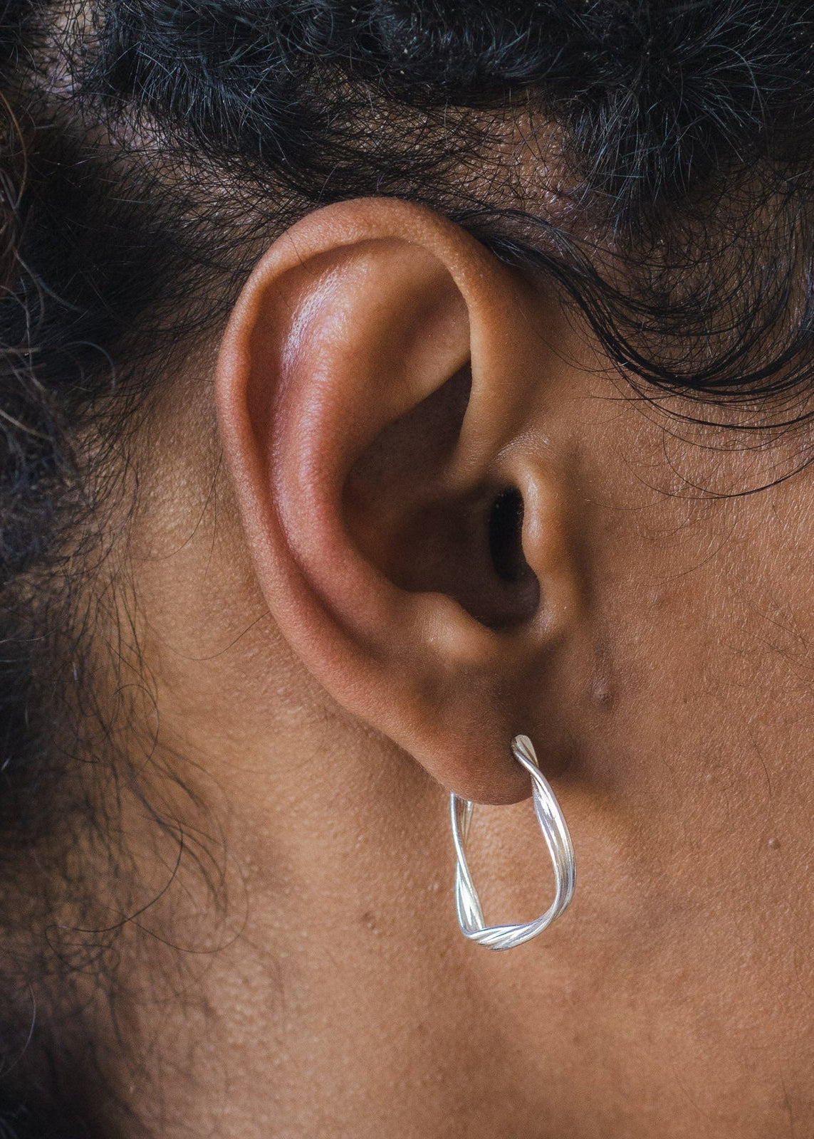 Sarah Bijoux Medium Silver Wire Hoop Earrings