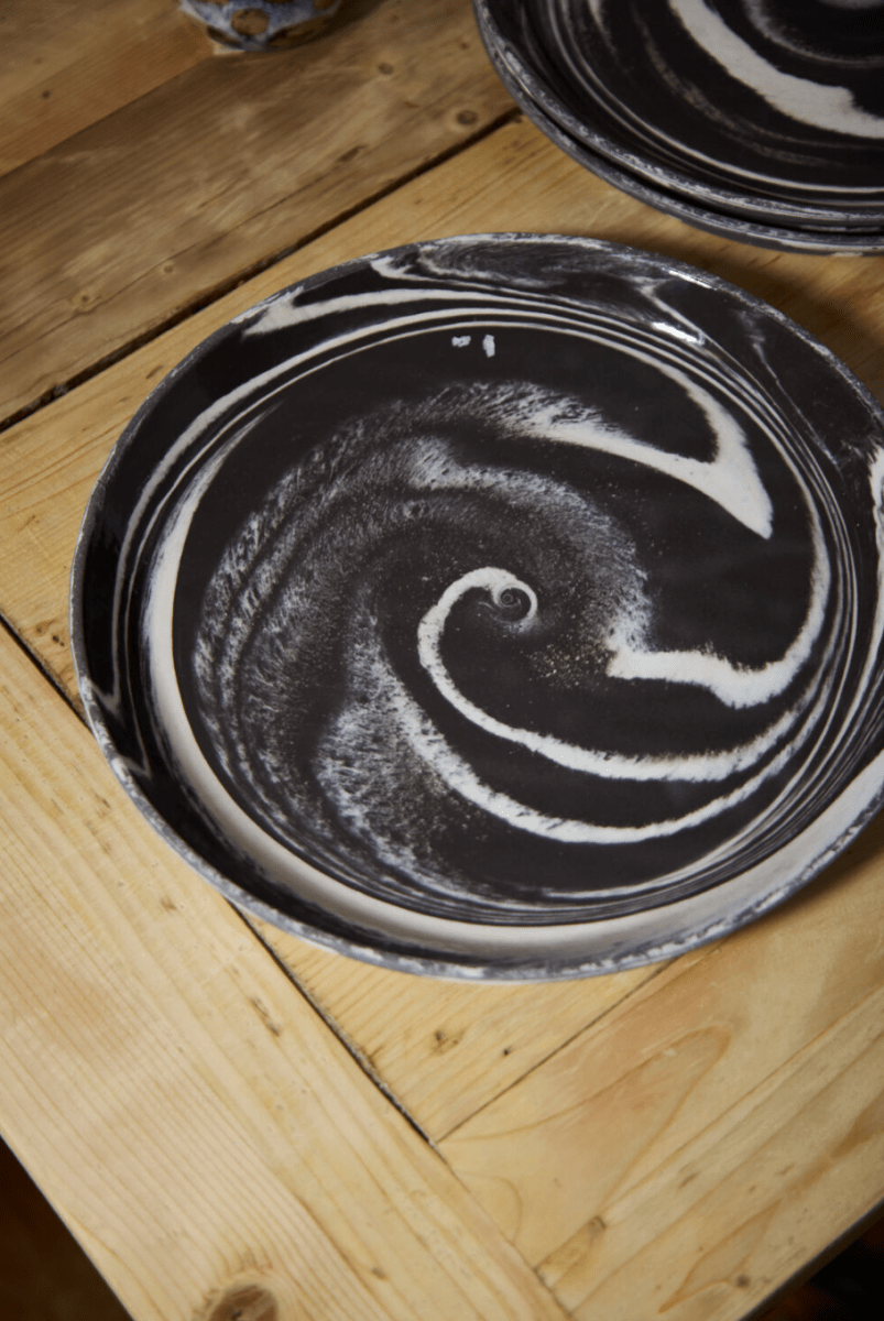 Assiette 12" Marbrée Noir AD - Ex - voto