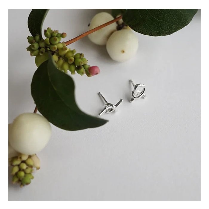 Boucles d&#39;oreilles Petites Mismatched Knots Marmo Argent