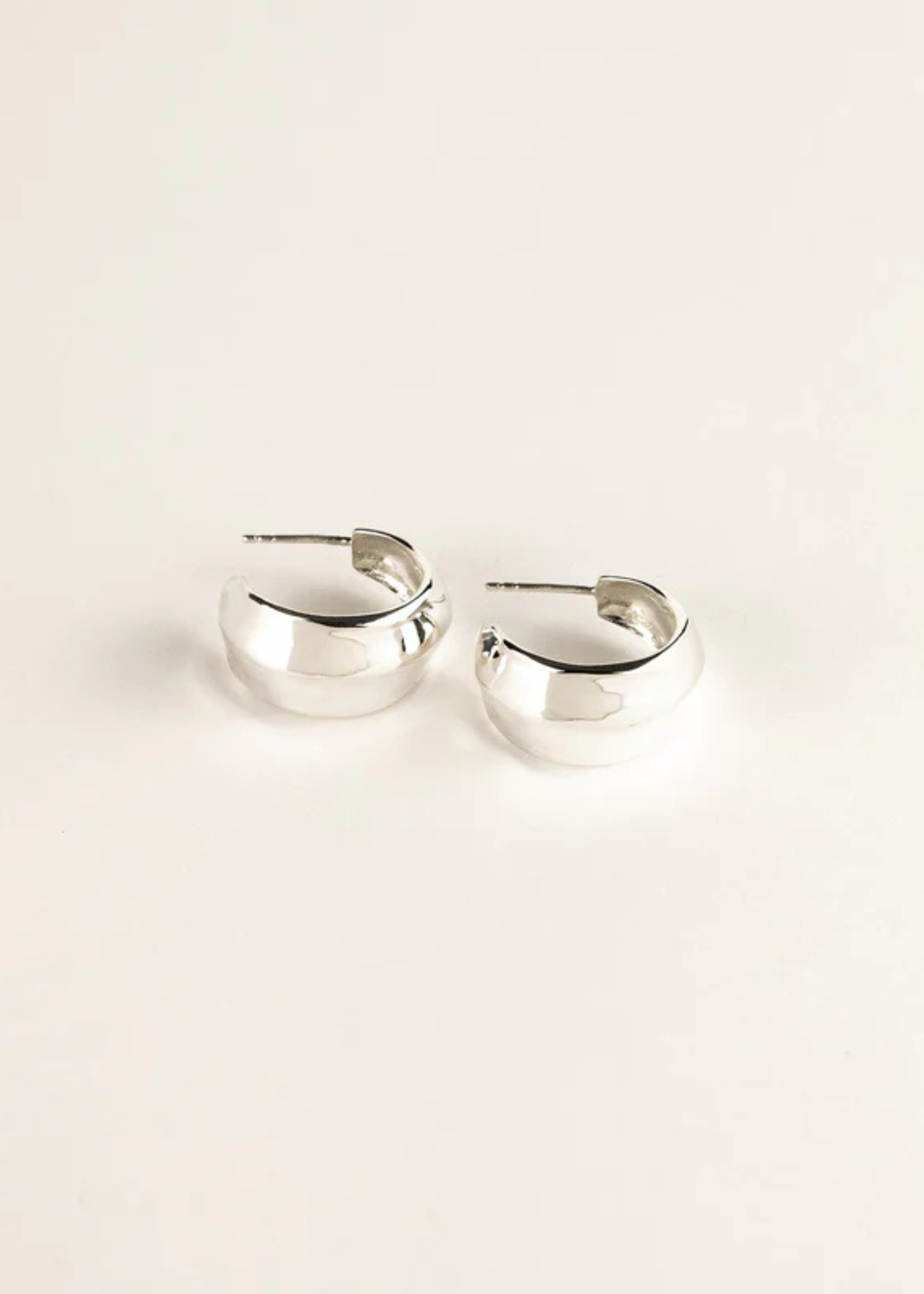 Sarah Bijoux Medium Dune Hoops