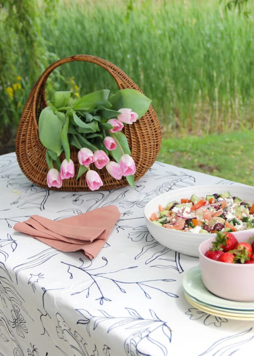 Nappe E. Gravel Caterpilar Crème et Noire 157 x 244cm - Ex - voto