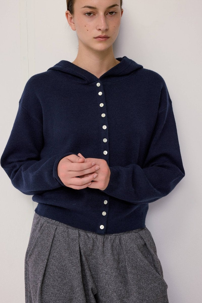 Pull à Capuchon Boutonné Grace Bleu Marin All Row - Ex-voto